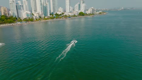 Toma-Aérea-De-Dos-Barcos-En-El-Océano-Navegando-Cerca-De-La-Costa-De-La-Ciudad,-Cartagena,-Colombia