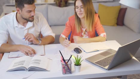 ingenieros independientes dibujan proyectos en la oficina de casa.