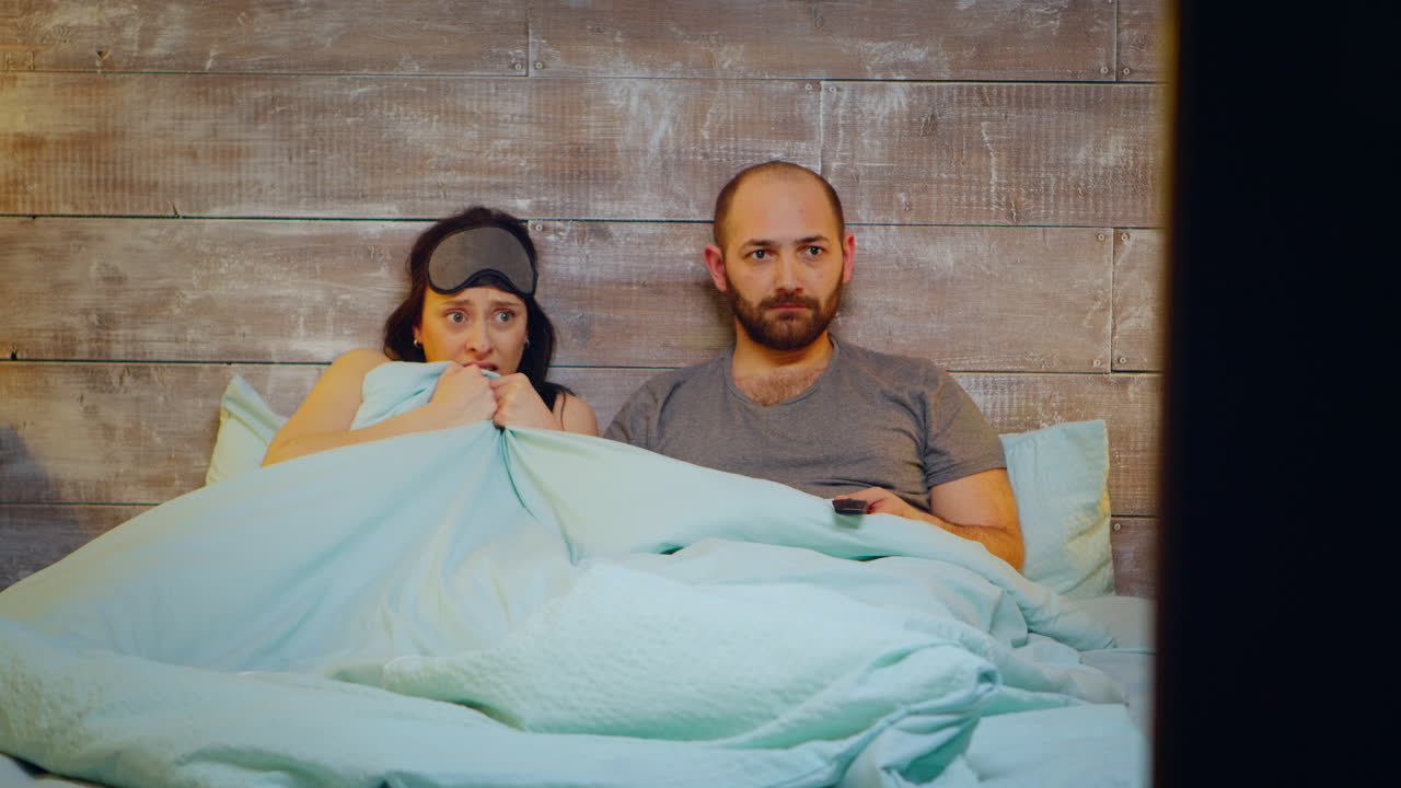 공포 영화 를 보는 동안 겁에 질린 젊은 부부