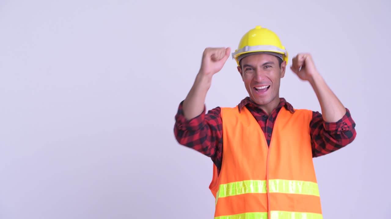joven y guapo hombre hispano trabajador de la construcción