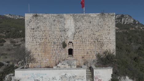 Drone-view-of-the-small-castle-in-the-middle-of-the-mountain,-Belenkeşlik-Castle