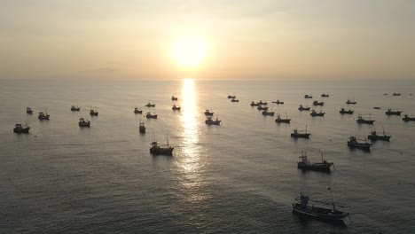 Toma-Aérea-De-Drones-De-Barcos-Pesqueros-De-Sri-Lanka-Anclados-Al-Atardecer