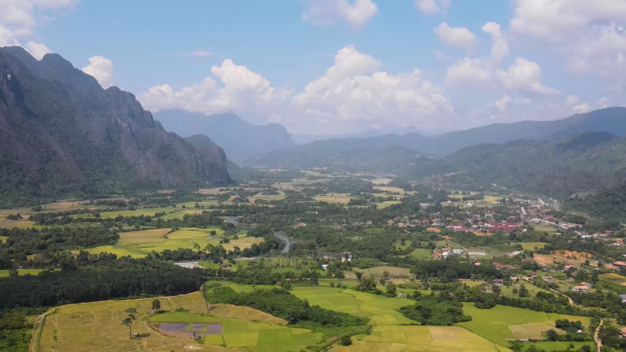 vista aérea de campos agrícolas con montañas en el fondo