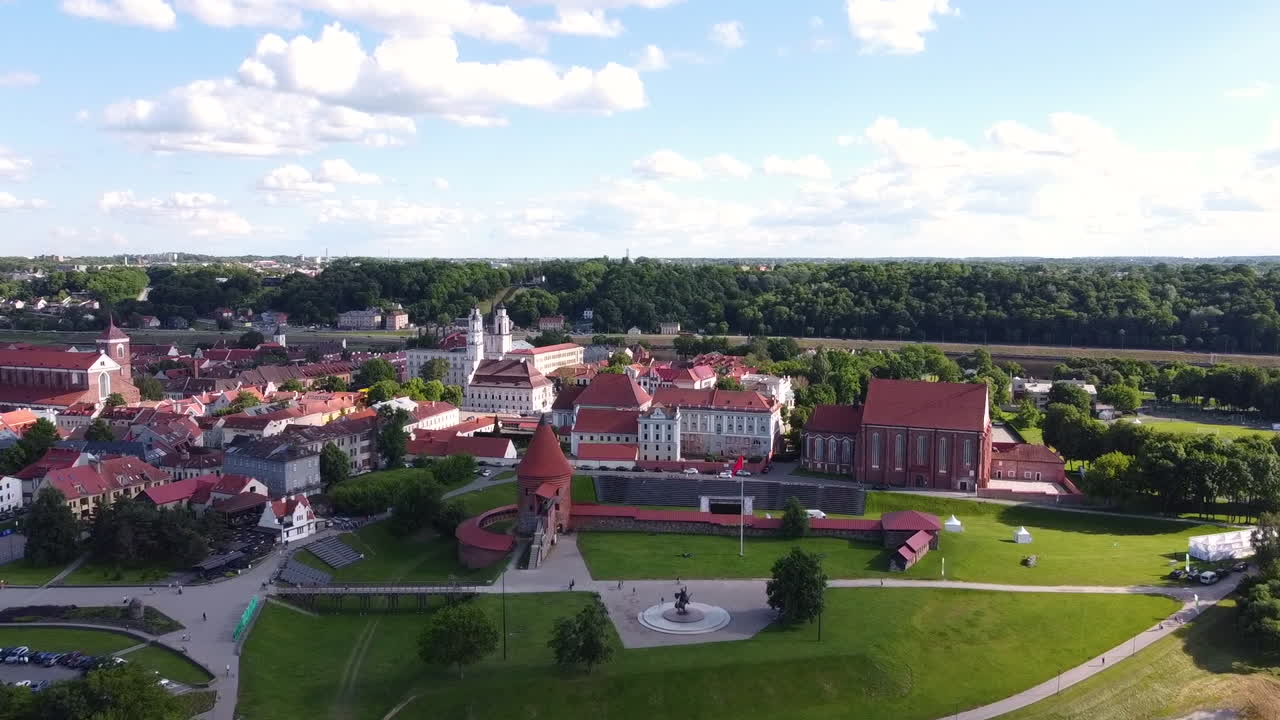 카우나스 성, 구시가 및 가톨릭 교회, 화창한 여름날 60fps의 역사적인 지구의 드론 공중 전망