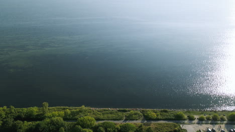 Empuje-Lento-Hacia-El-Infinito-Agua-De-Mar-De-Baltica-Desde-La-Península-De-Hel-De-La-Costa-De-Kuznica,-Polonia,-Movimiento-Aéreo-Directo