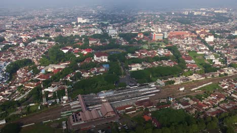 Los-Estrechos-Espacios-Verdes-Alrededor-De-Las-Vías-De-La-Estación-De-Tren-Más-Grande-De-Malang-Están-Apretados-Por-Una-Zona-Creciente,-Abarrotada-Y-De-Barrios-Marginales.