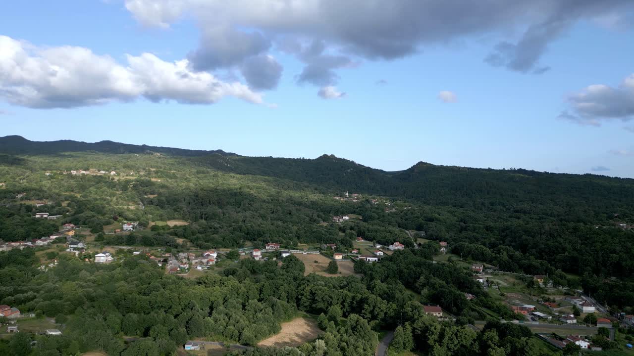 pueblo de campo español en la ladera de la montaña a la sombra de las nubes