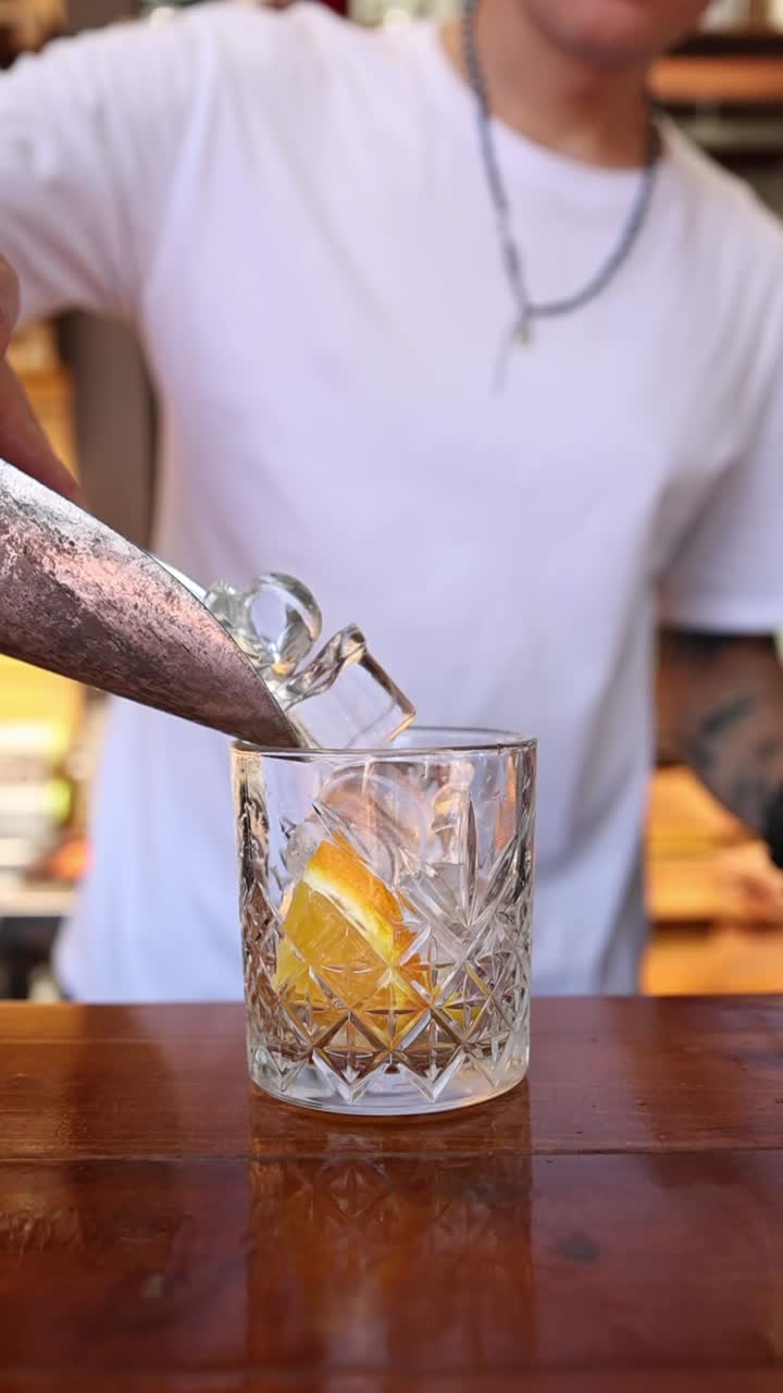 Barista versando cocktail