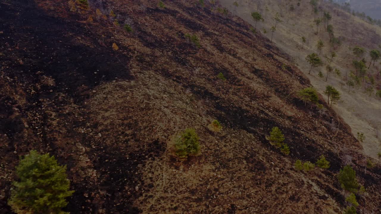 efecto de los cambios climáticos en las colinas después de que un incendio dejara la tierra destruida