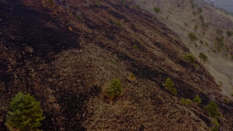 efecto de los cambios climáticos en las colinas después de que un incendio dejara la tierra destruida