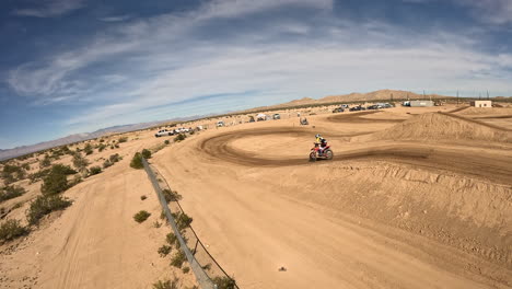 Motociclista-Da-Un-Gran-Salto-En-Una-Pista-De-Carreras-De-Tierra---Dron-De-Vista-En-Primera-Persona-En-Cámara-Lenta