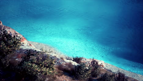 una hermosa playa con aguas cristalinas