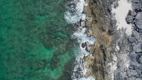 Schuss-Der-Karibischen-Wellen,-Die-Auf-Den-Felsen-Mit-Einem-Türkisfarbenen-Meer-Brechen