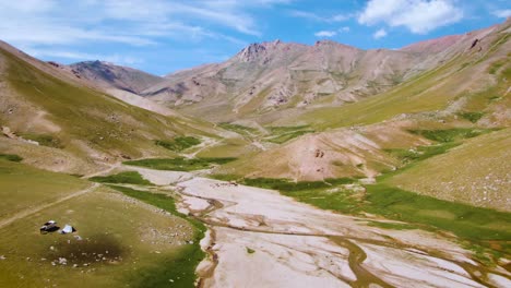 vista aérea de la montaña, el valle y el arroyo seco cerca de la zona de acampada en uzbekistán