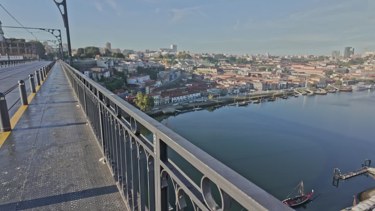 Vista aerea panoramica della città di Porto e del fiume Douro in una giornata luminosa dal Ponte Dom Luís I