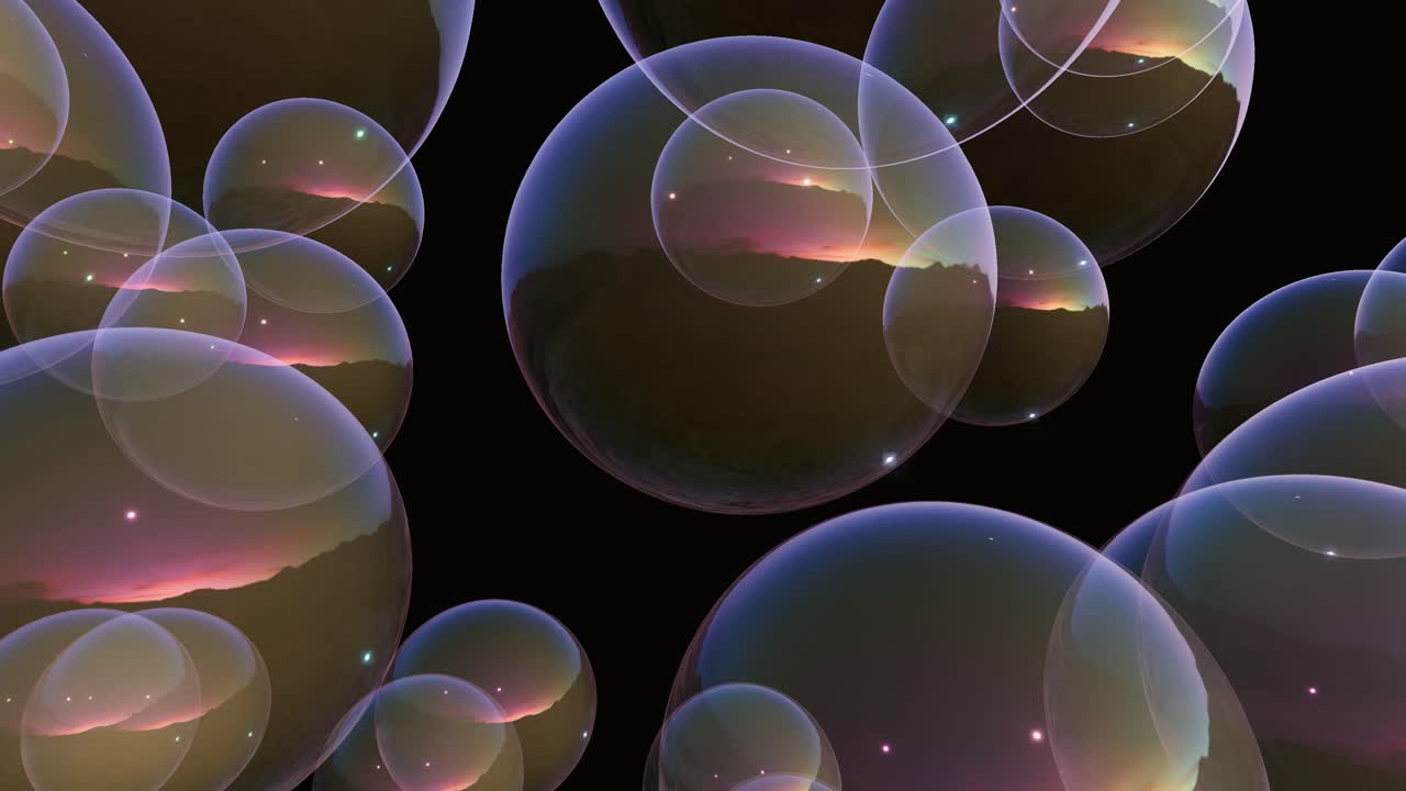 Bolle iridescenti trasparenti fluttuano lentamente su uno sfondo nero con caldi riflessi di paesaggi al tramonto
