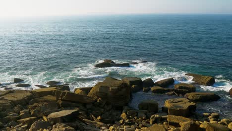 Formaciones-Rocosas-Y-El-Océano-Atlántico-Desde-El-Mirador-De-Cabo-Carvoeiro,-Peniche,-Portugal