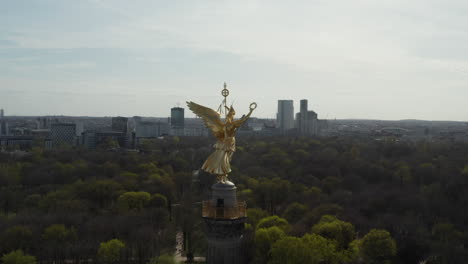 Antenne:-Nahaufnahme-Kreist-Um-Berlin-Siegessäule-Goldene-Statue-Victoria-In-Schönem-Sonnenlicht