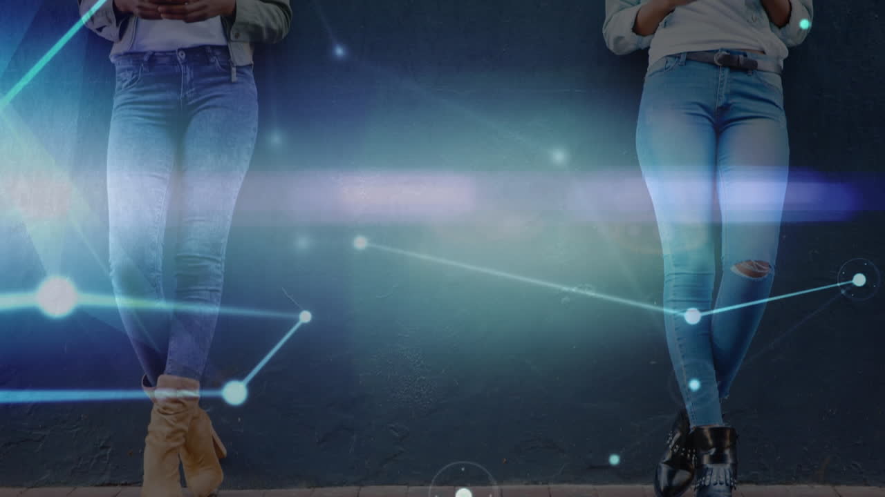 animación de conexiones sobre felices gemelos afroamericanos mujeres que usan teléfonos inteligentes