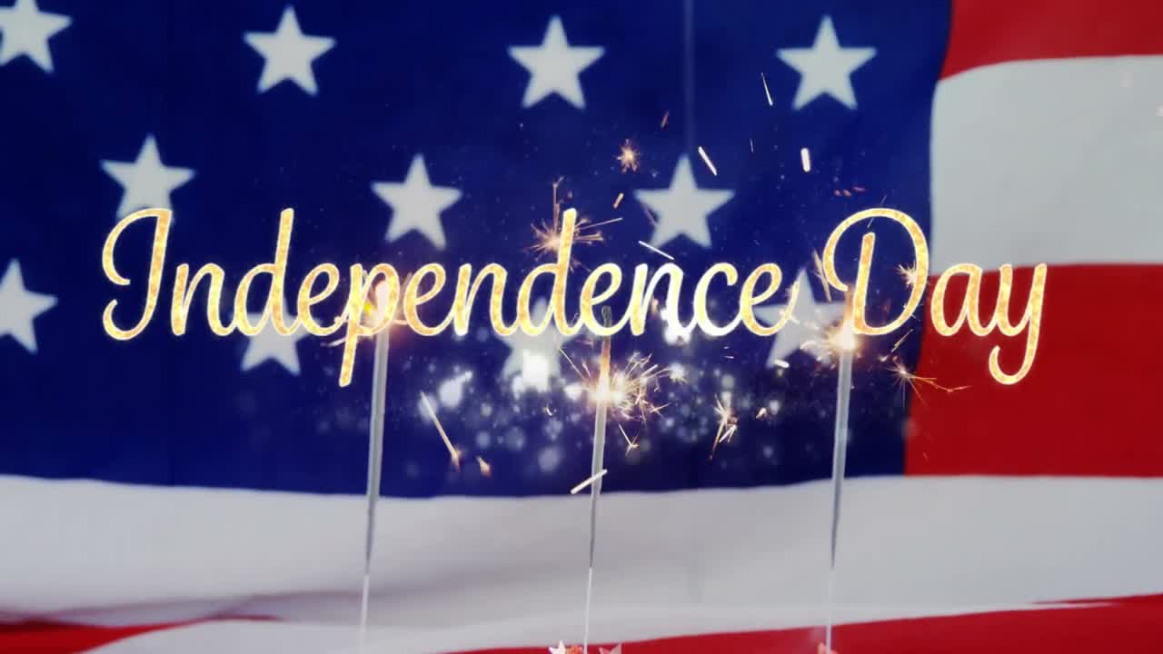 독립기념일 문장과 미국 발은 7월 4일의 반이는 컵케이크 뒤에 있습니다.