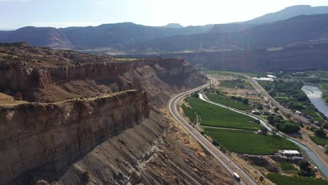 Drohnenüberführung-Der-Palisade-Bergspitze-Mit-Blick-Auf-Die-Weinberge-Und-Den-Colorado-River-Darunter