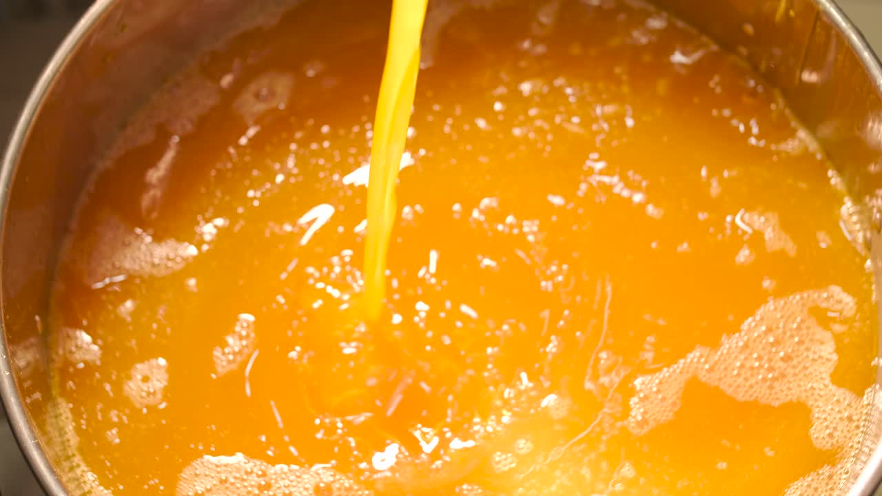 Versare il succo d'arancia