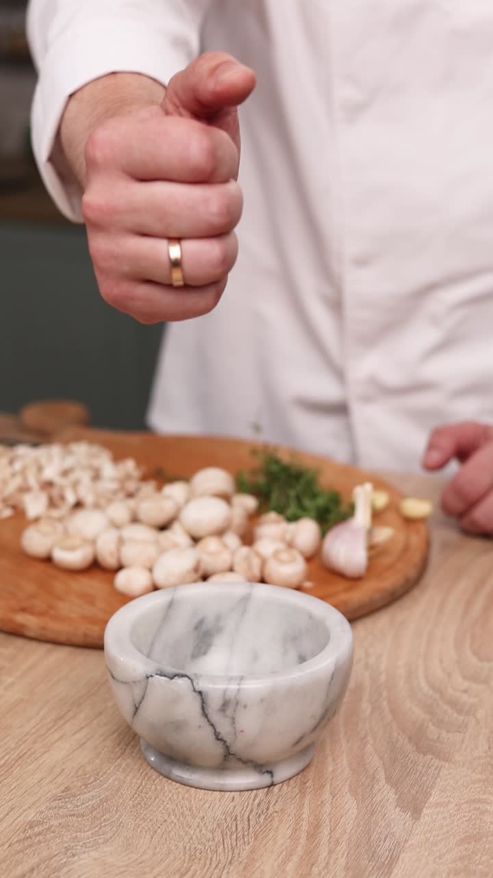 Chef sazonando champiñones