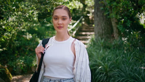 chica aventurera caminando por el bosque fin de semana de verano de cerca. mujer relajándose