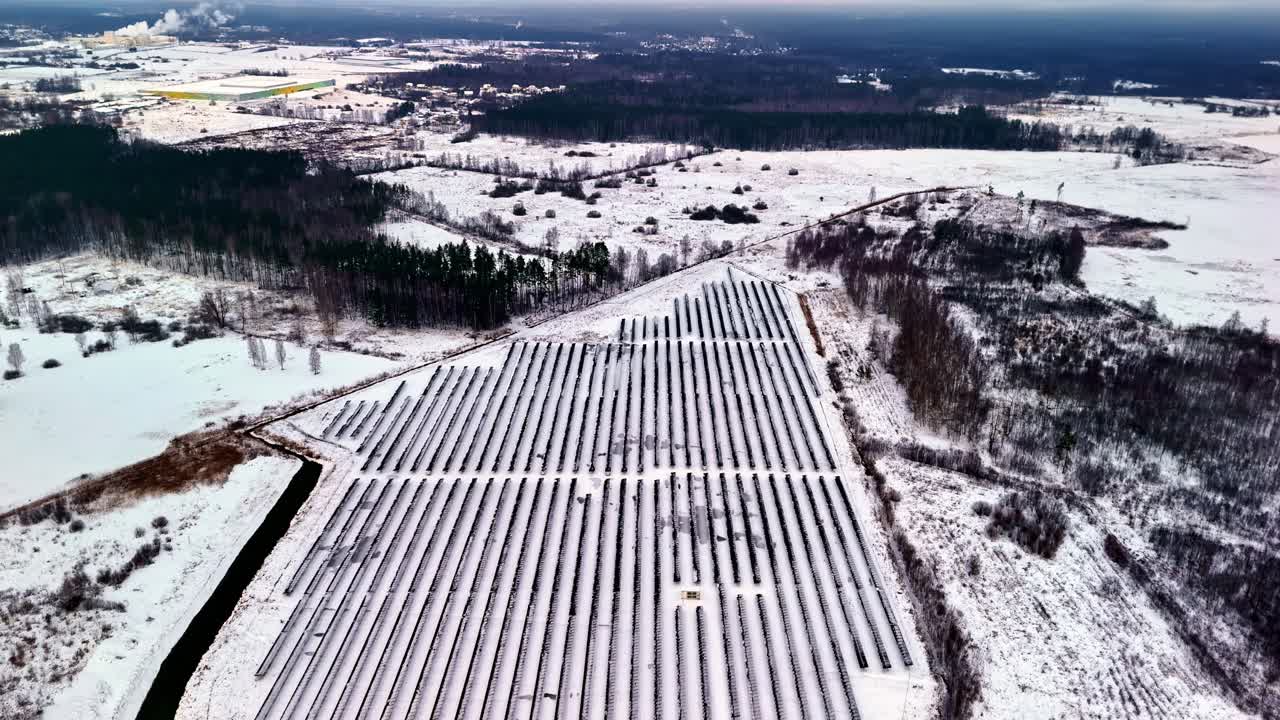 Sněhem pokrytá dřevěná lávka táhnoucí se přes zamrzlou řeku nebo jezero, obklopená zimní krajinou.