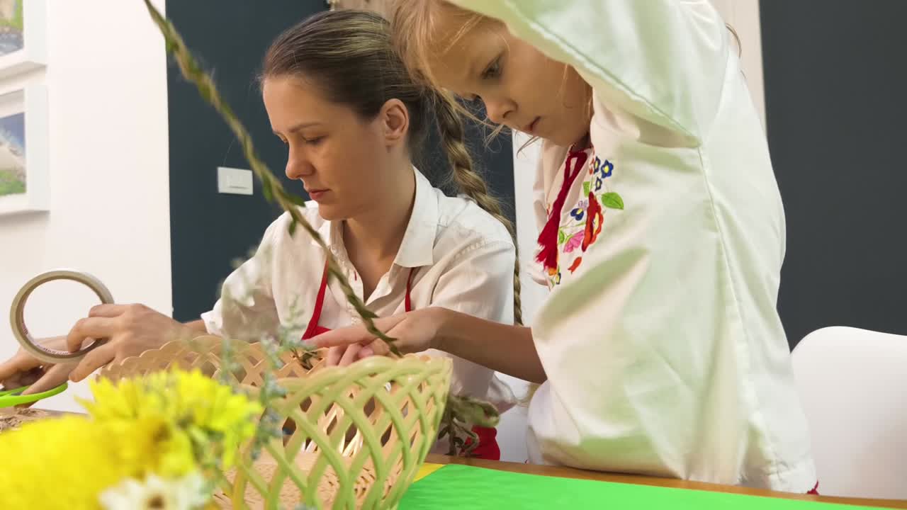 мать и дочь делают цветочную аранжировку