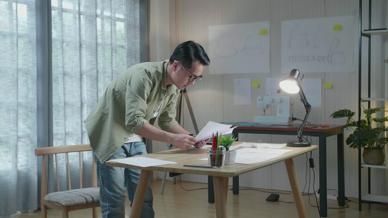 일 하는 패션 디자이너