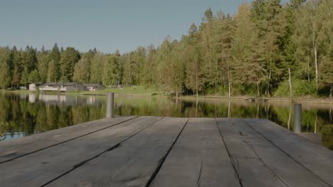 Blick-Von-Der-Holzbrücke-Auf-Den-Kypesjön-see-In-Borås-Schweden-Am-Spätsommernachmittag---Niedriger-Weitwinkeliger-Schuss,-Der-Nach-Vorne-Fährt-Und-Nach-Links-Abbiegt