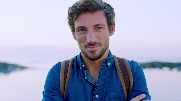 Uomo, volto o zaino su spiaggia di viaggio con clima