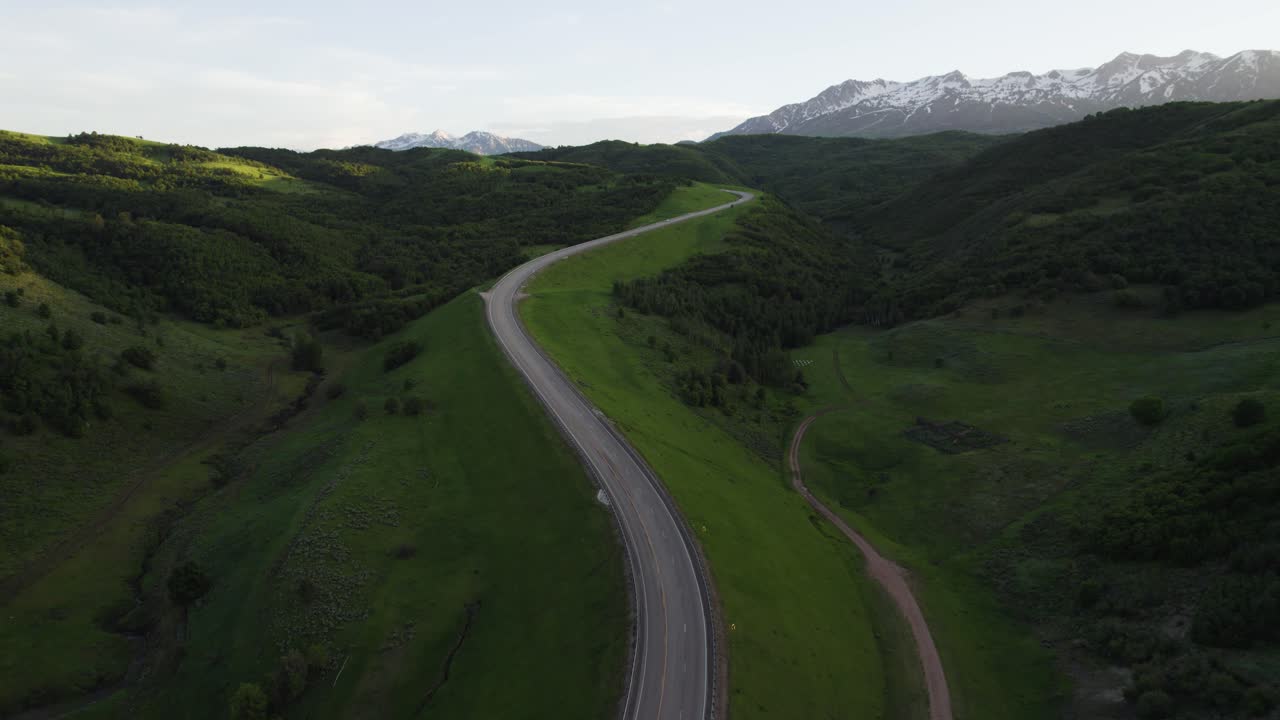 impresionante panorámica de la carretera de montaña cerca de hunstville y ogden, utah - aérea