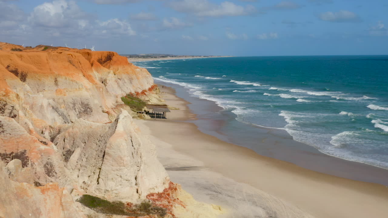 Vista aerea della spiaggia di Morro Branco, dalla scogliera al mare, Ceará, Brasile