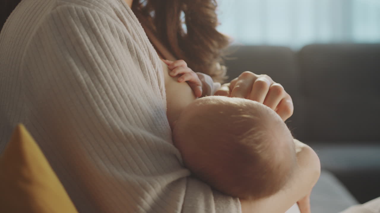 Madre amamantando a bebé
