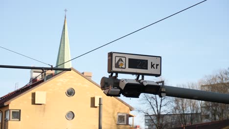 impuesto de congestión en suecia - pantalla para reducir el tráfico de congestión vial en gotemburgo - cierre de la señal de peaje para la reducción de emisiones para reducir el impacto ambiental con gas - firma el día de cierre