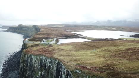 pradera gigante de varios colores con dos grandes lagos de fondo en la parte superior de la roca escocesa en la isla de skye escocia