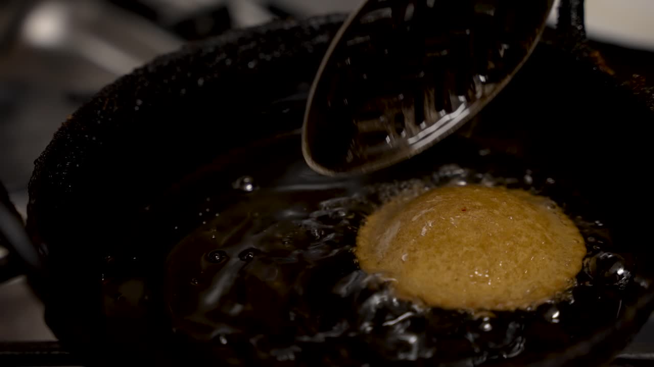 Floating Fresh Guror Handesh In Hot Oil
