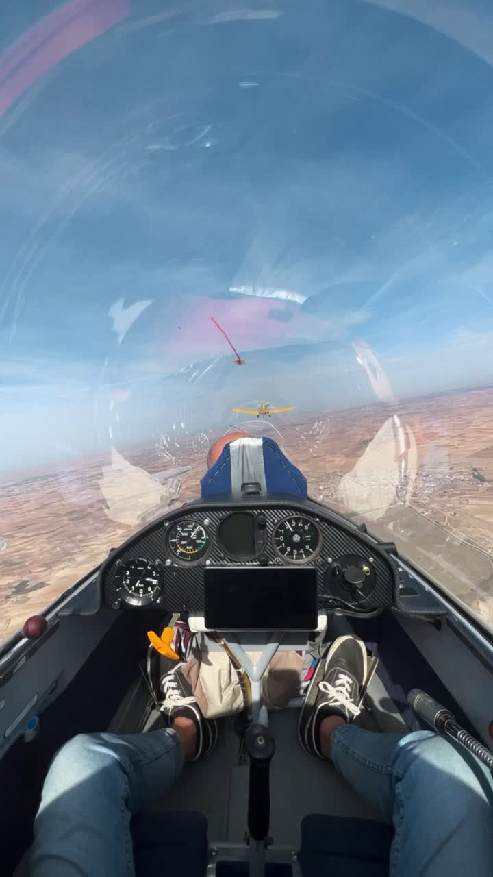 Punto di vista dall'interno di un aliante durante un aerotraino. Velivolo rimorchiato per il decollo prima del rilascio per il volo libero in planata.