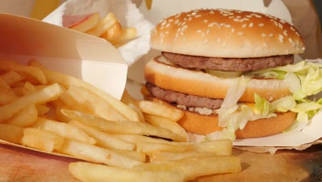 porción de comida no saludable, comida rápida, hamburguesa, patatas fritas girando, girando