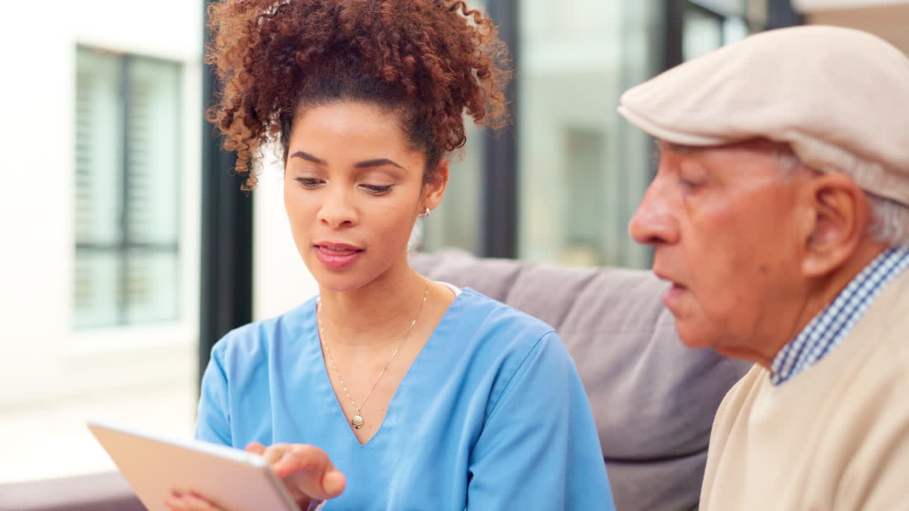 la enfermera consulta a un paciente de edad avanzada