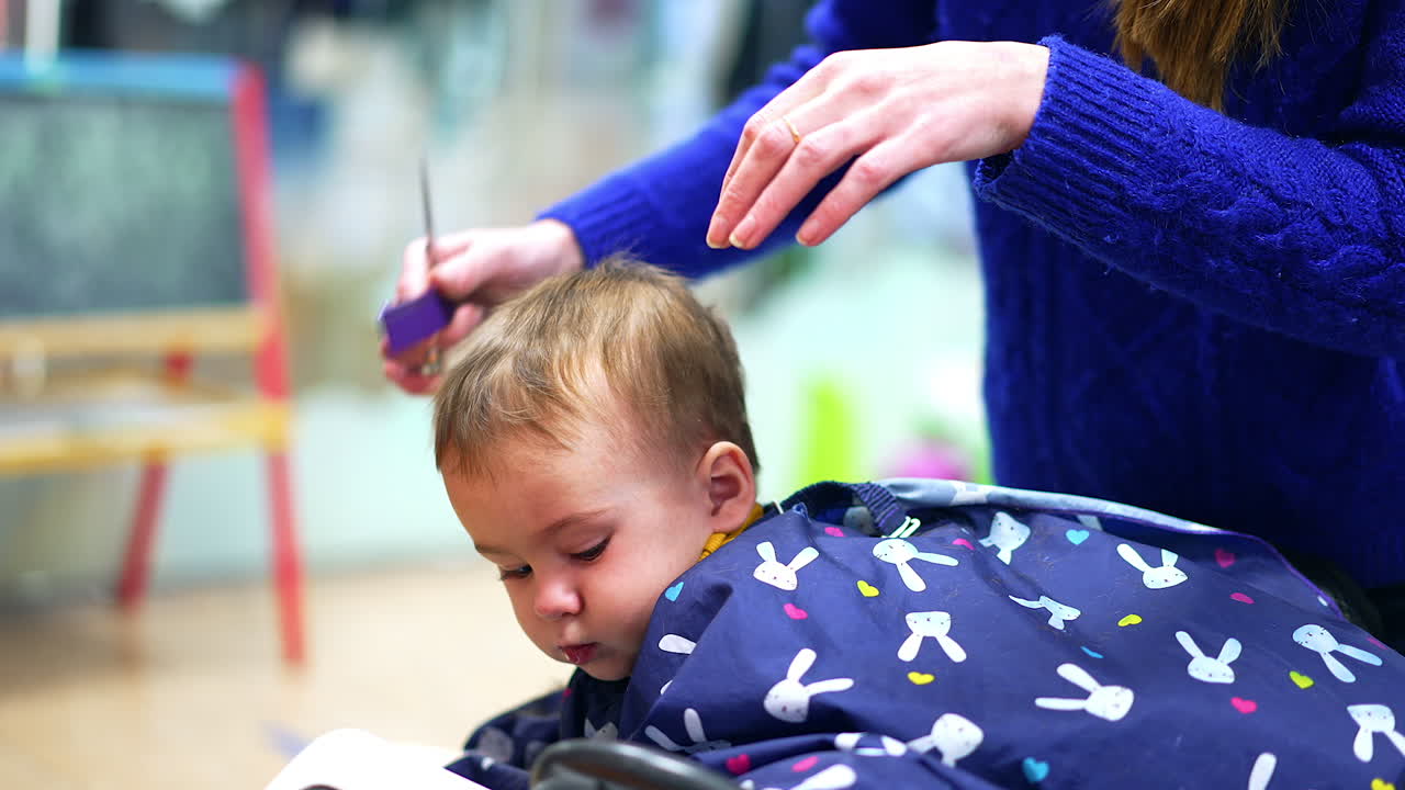 Baby bekommt einen Haarschnitt