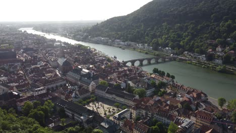 horizonte de la ciudad de heidelberg aero de la catedral y el puente theodore en el río neckar al atardecer, alemania