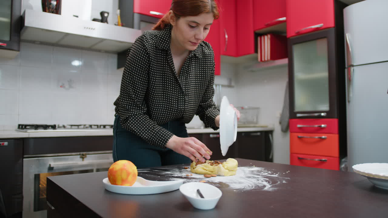 Pasticcera Prepara Tipici Cantucci Con Frutta Secca