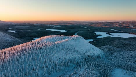 Luftaufnahme-Einer-Verschneiten-Landschaft-Mit-Fjälls-Und-Arktischer-Wildnis,-Sonnenuntergang-In-Lappland