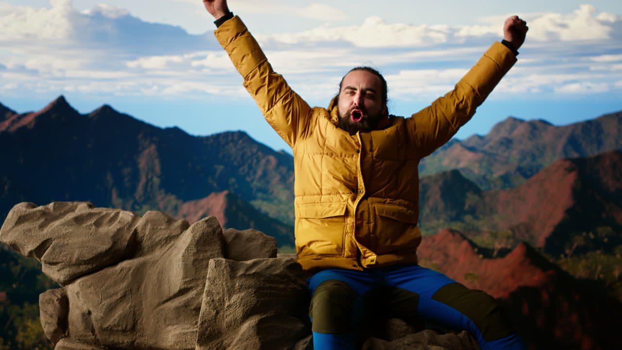 un excursionista de montaña celebra una subida victoriosa y descansa en la cima