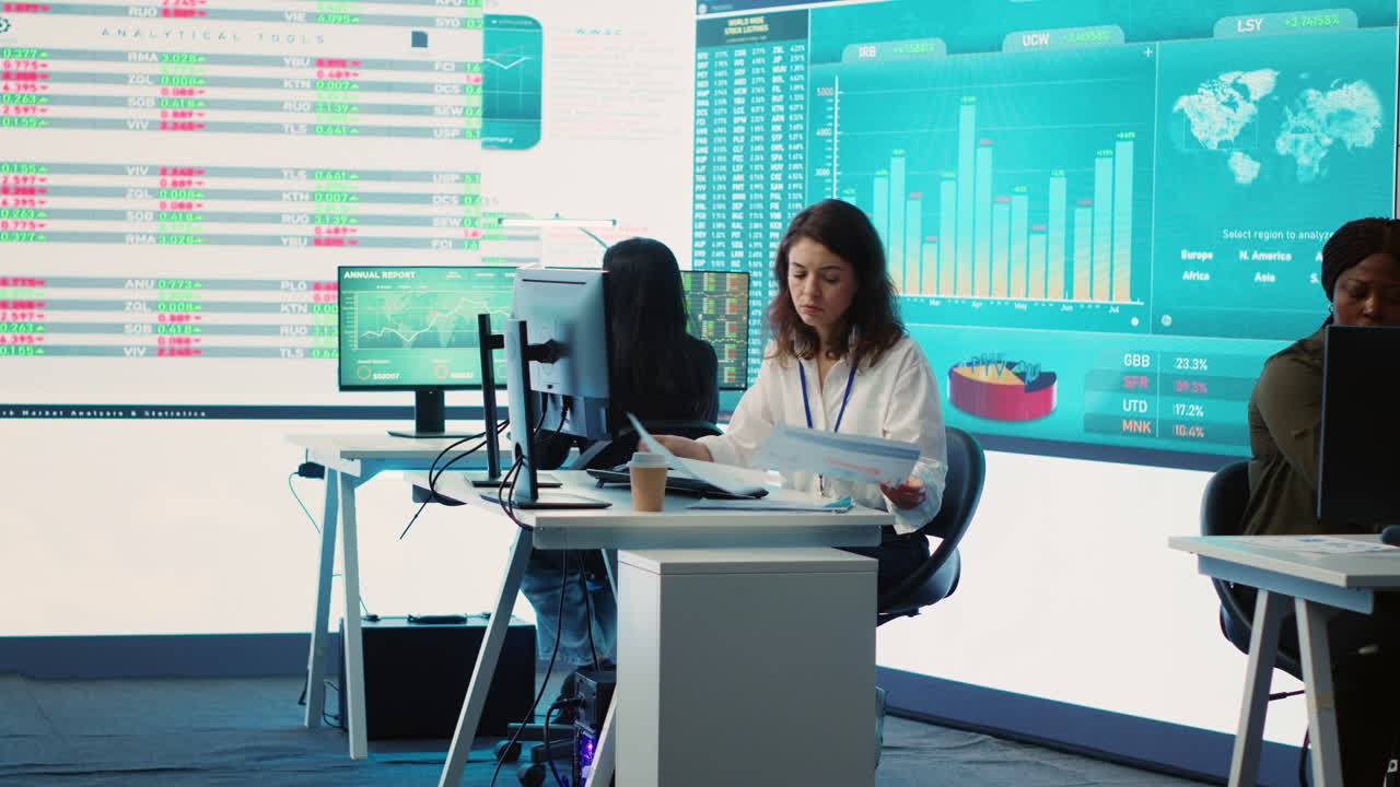 Specialista aziendale che esamina gli indicatori chiave di performance all'interno dell'attività dell'impresa