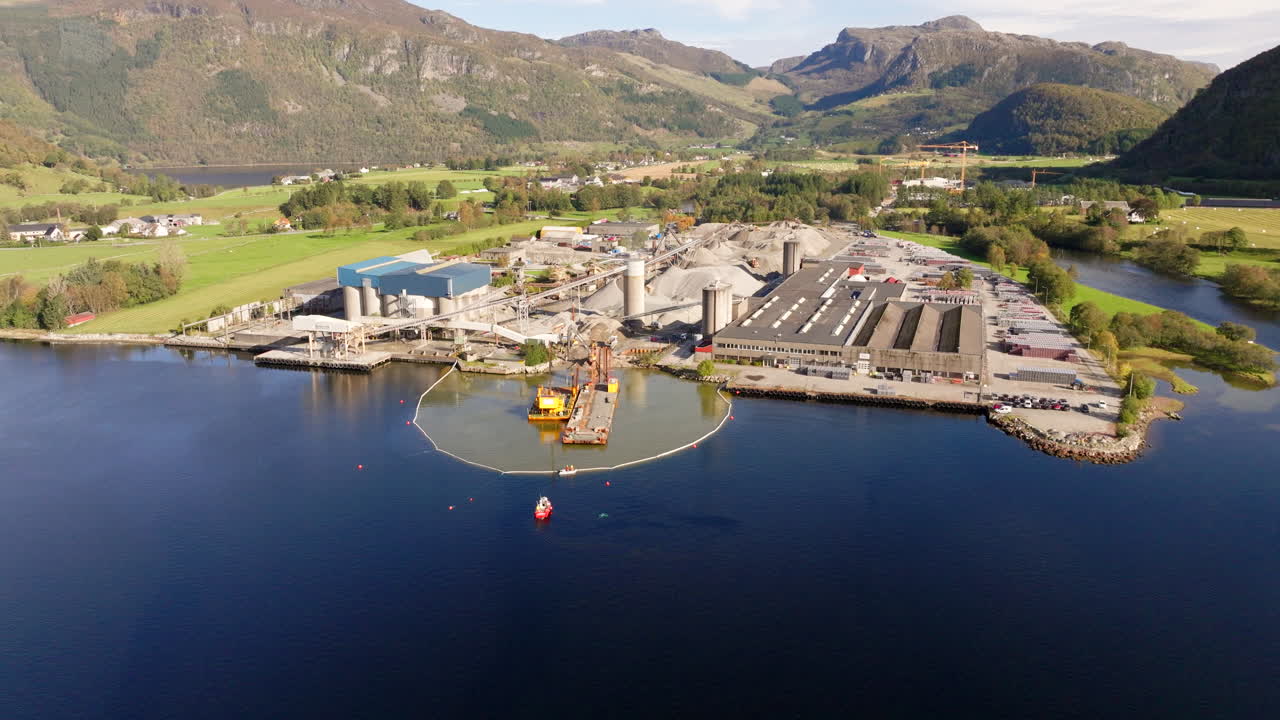 노르웨이의 아르달 (ardal, stavanger, norway) 에서 모래 기반 지붕 타일을 생산하는 산업 공장의 모습.