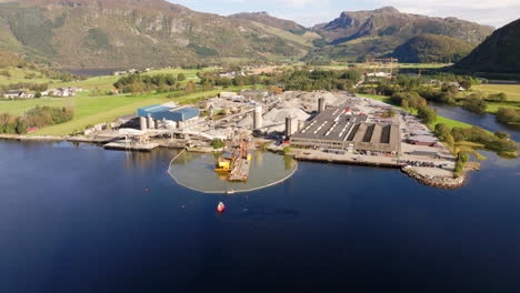 vista de una planta industrial que produce tejas de techo a base de arena en aardal, stavanger, noruega, temporada de verano.